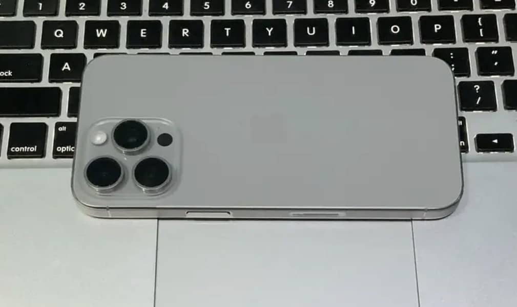 iPhone 15 pro max 0