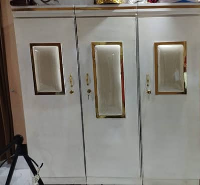 almari (wardrobe 3 door>
