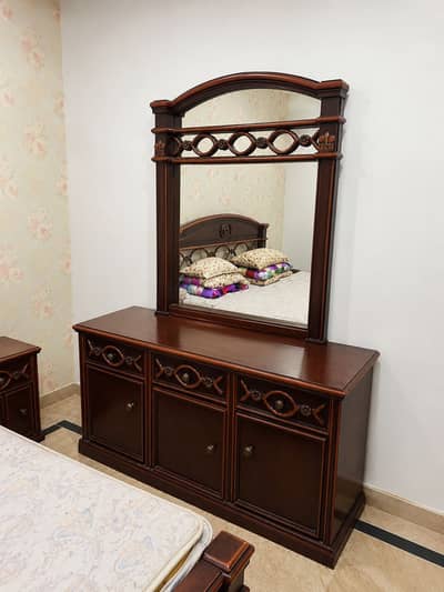 King bed set with side tables and dressing