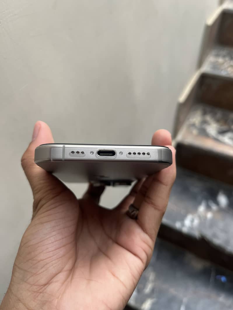 Apple iPhone 15 Pro 4