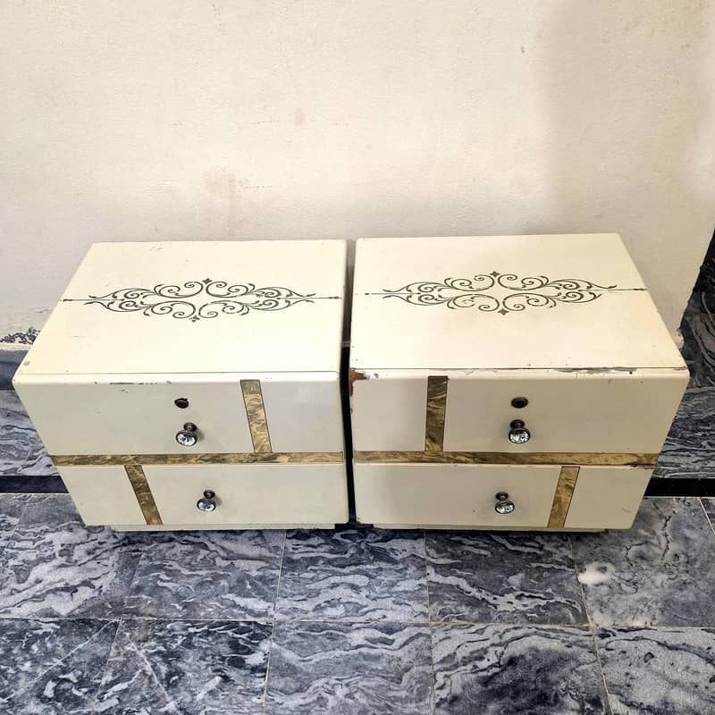 2 bedside tables 0