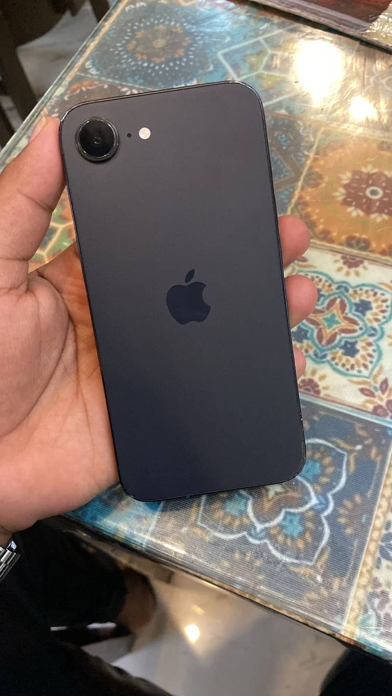 Apple iPhone 16e 0