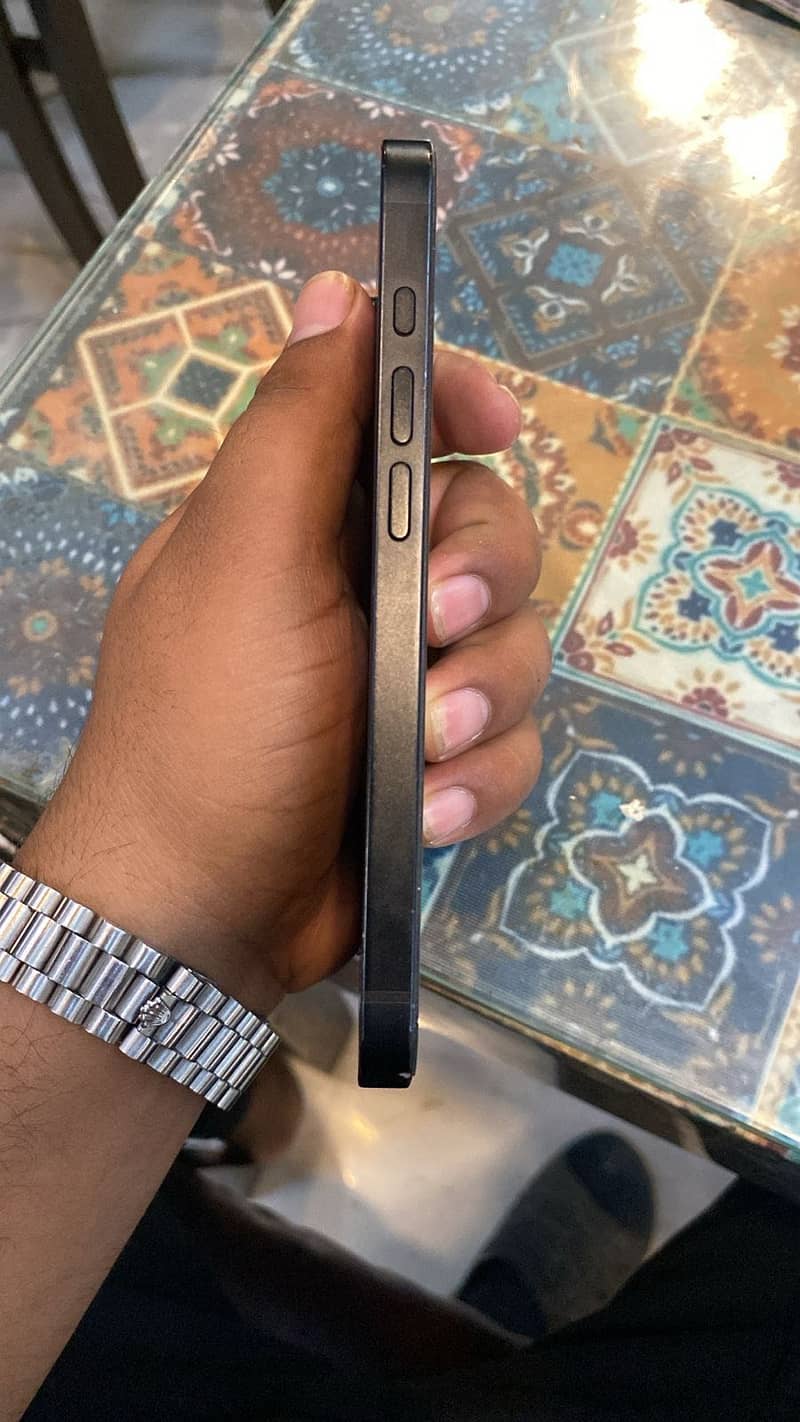 Apple iPhone 16e 1