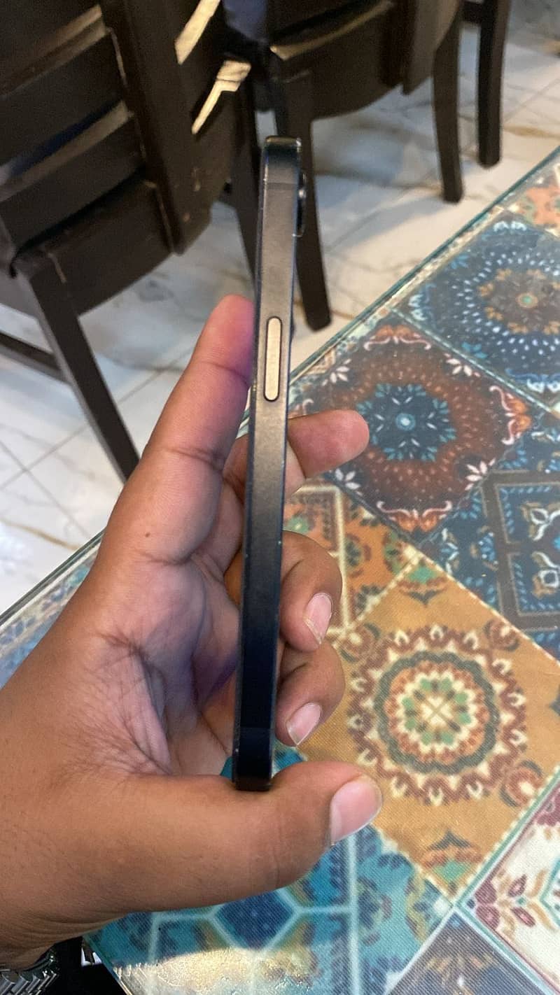 Apple iPhone 16e 2