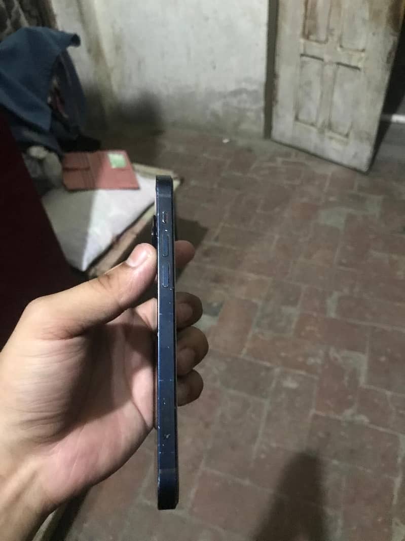 Apple iPhone 12 4