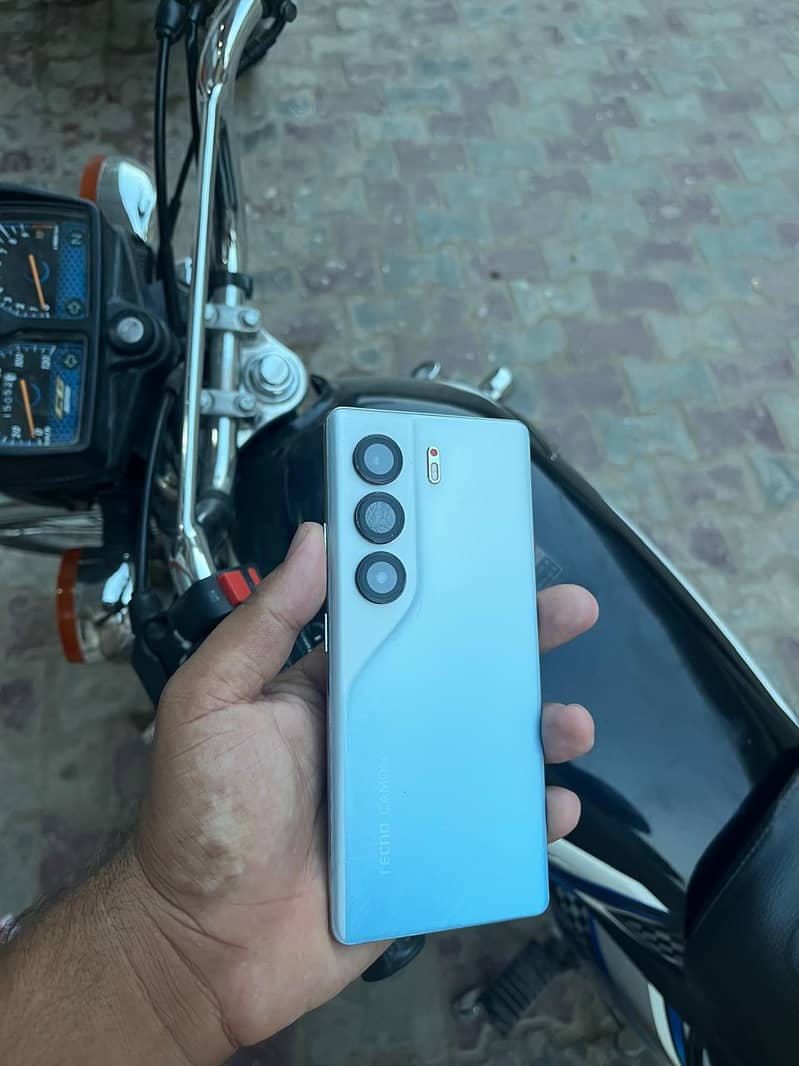 Tecno CAMON 40 Pro 0