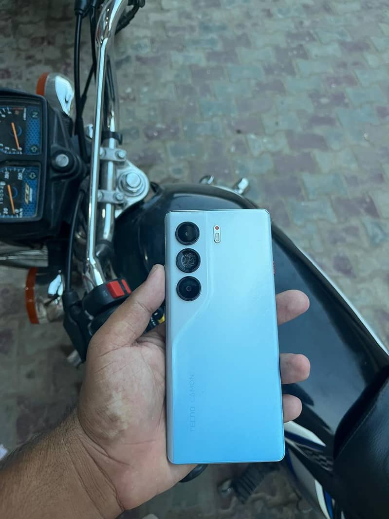 Tecno CAMON 40 Pro 1