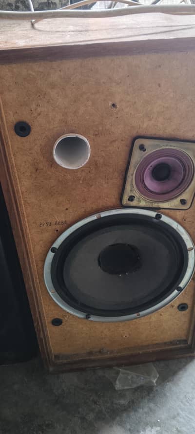 amplifier and two box speakers 8inch