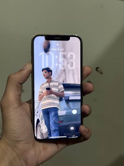 Apple iPhone 12 Pro jv golden read ad