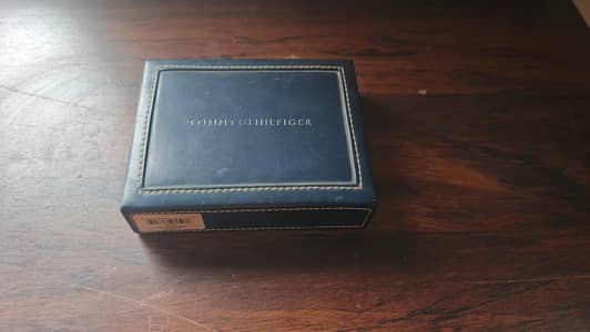 100% Original Tommy Hilfiger Leather Passcase wallet