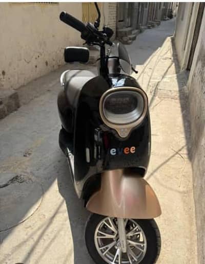 Nisha evee electric scooter for sale 2 manth used location manga mandi