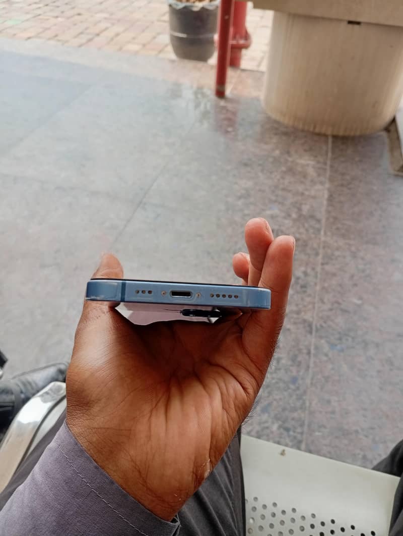 Apple iPhone 13 2
