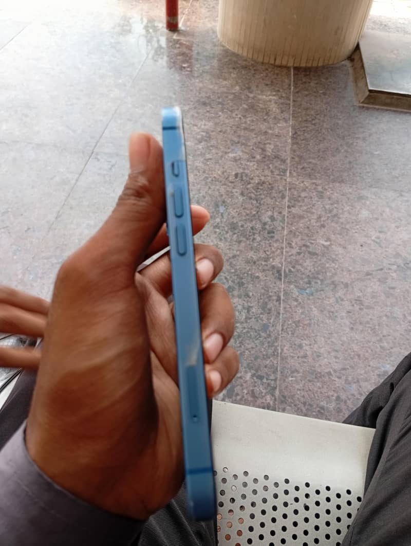 Apple iPhone 13 4