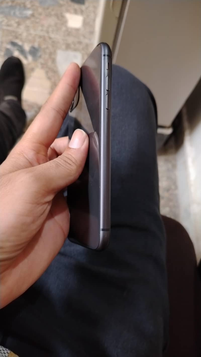 Apple iPhone 11 4