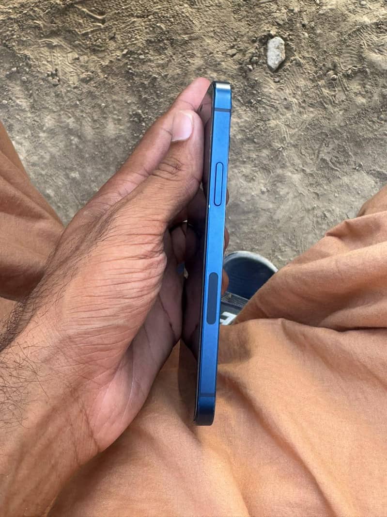Apple iPhone 12 4