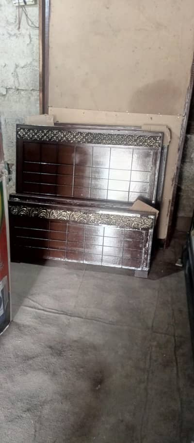 single bed with matreses