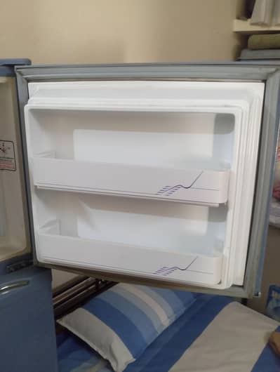 Dawalnce company fridge with 10 by 10 condition medium size