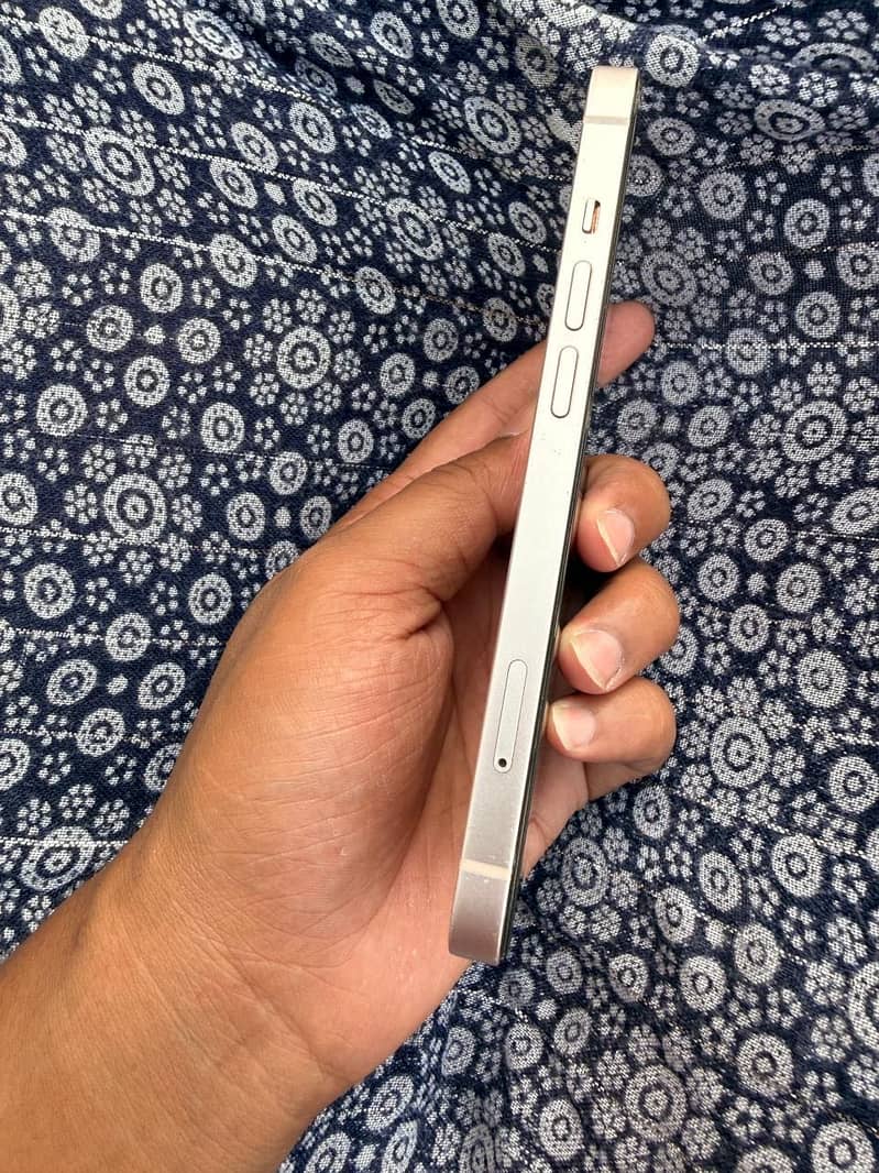 Apple iPhone 13 4