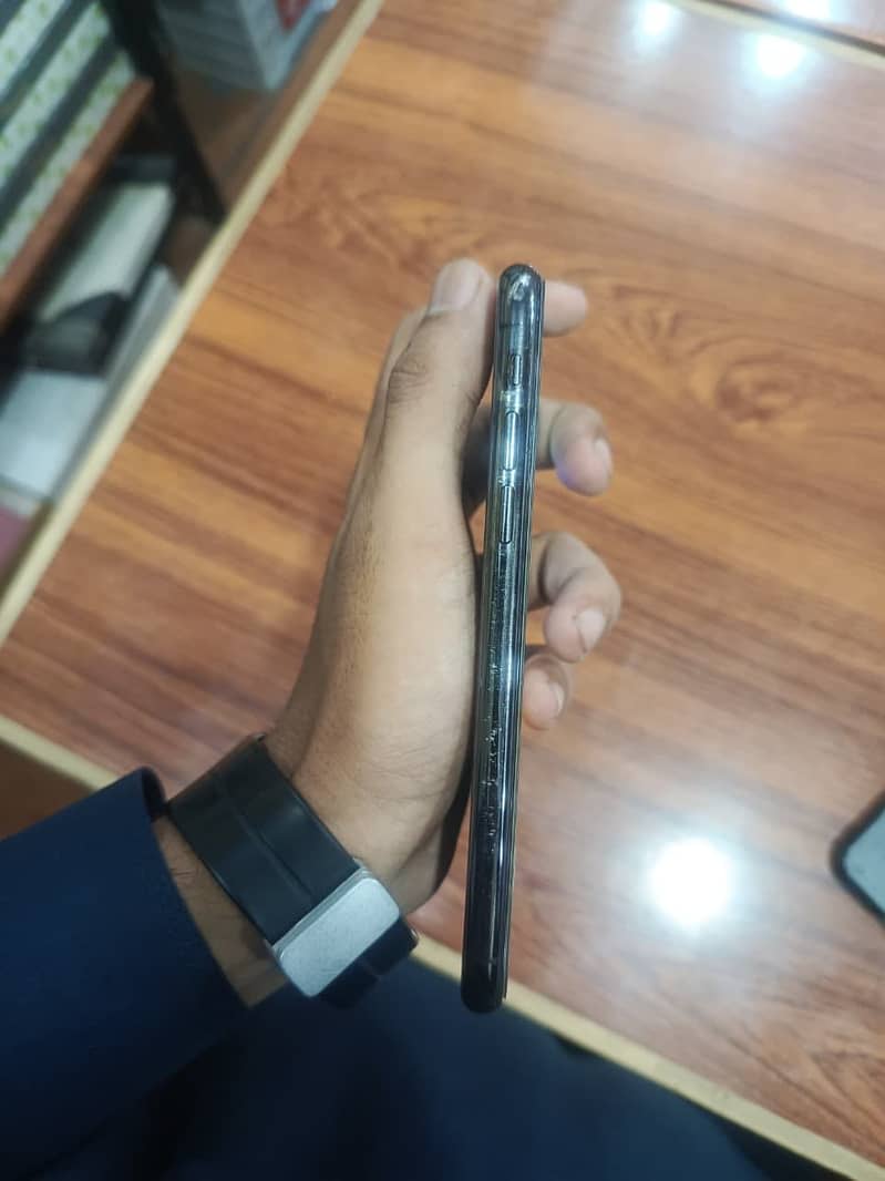 Apple iPhone X 4