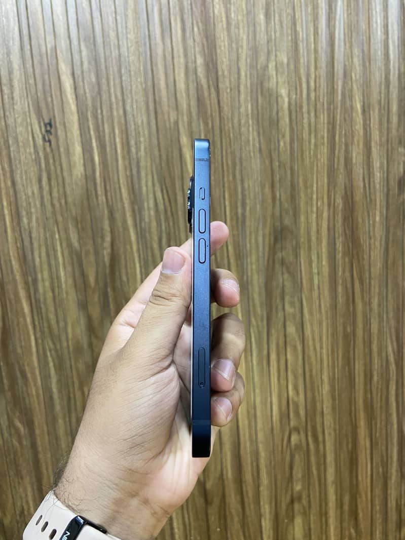 Apple iPhone 13 5