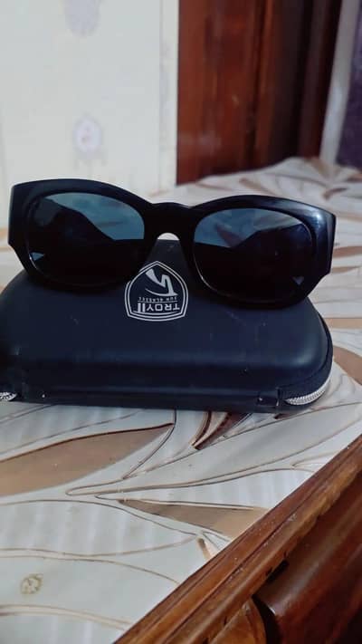 This sunglasses is   branded iseel this sunglasses
