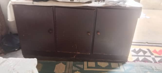 table almari bi istri ki jaga bi
