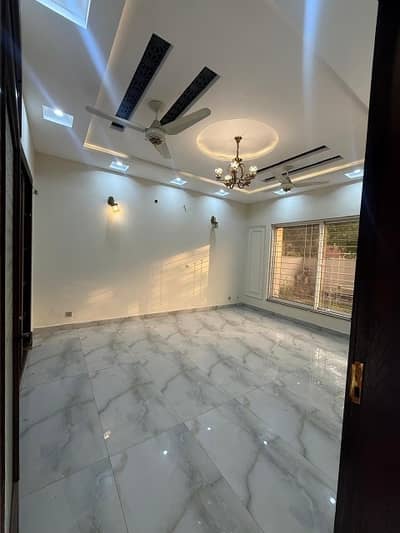 10 Marla Tile Floor Upar Portion For Rent in Tariq Garden