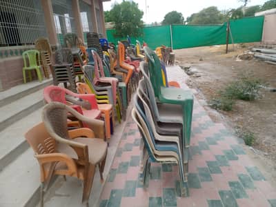 Plastic chairs lot in good condition, with amd without hamd rest