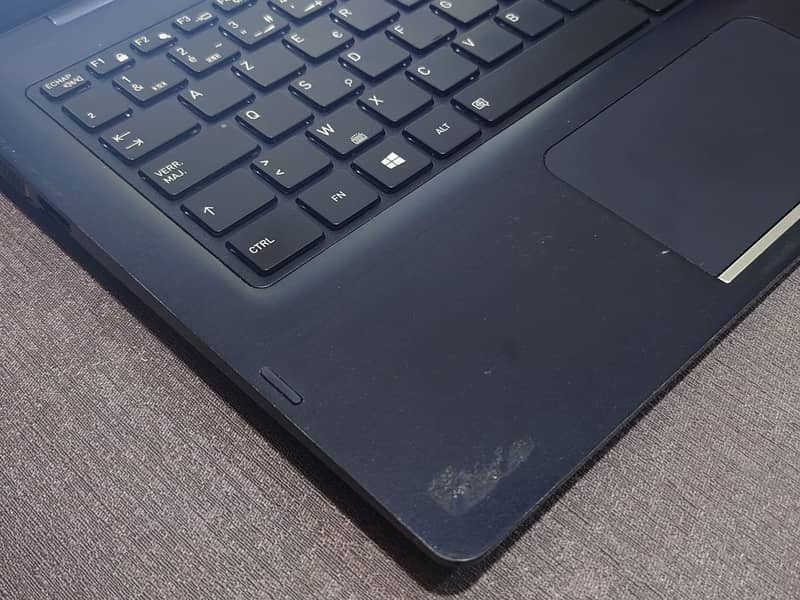 LAPTOP TOUCH SCHREEN 1