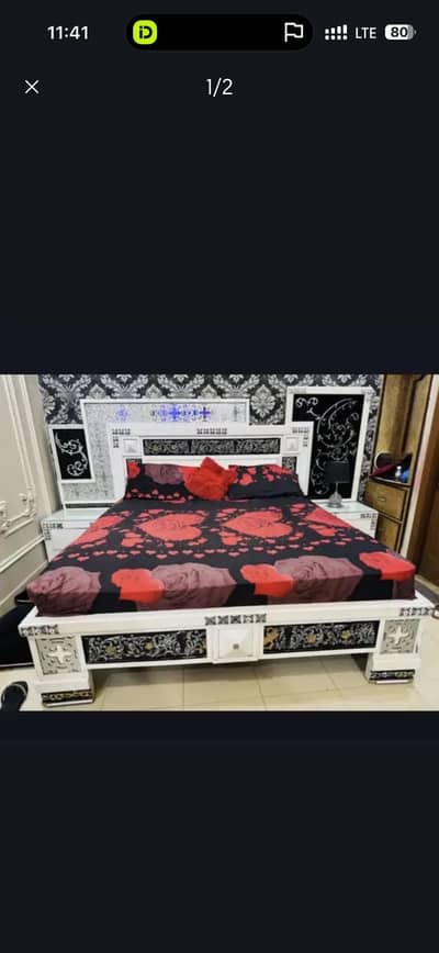 1 king size bed 2 side tables 2 lamps 