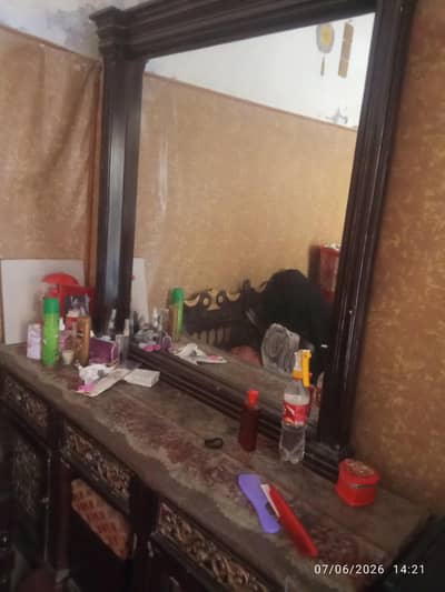 dressing table fr gd condition fr urgnt sale