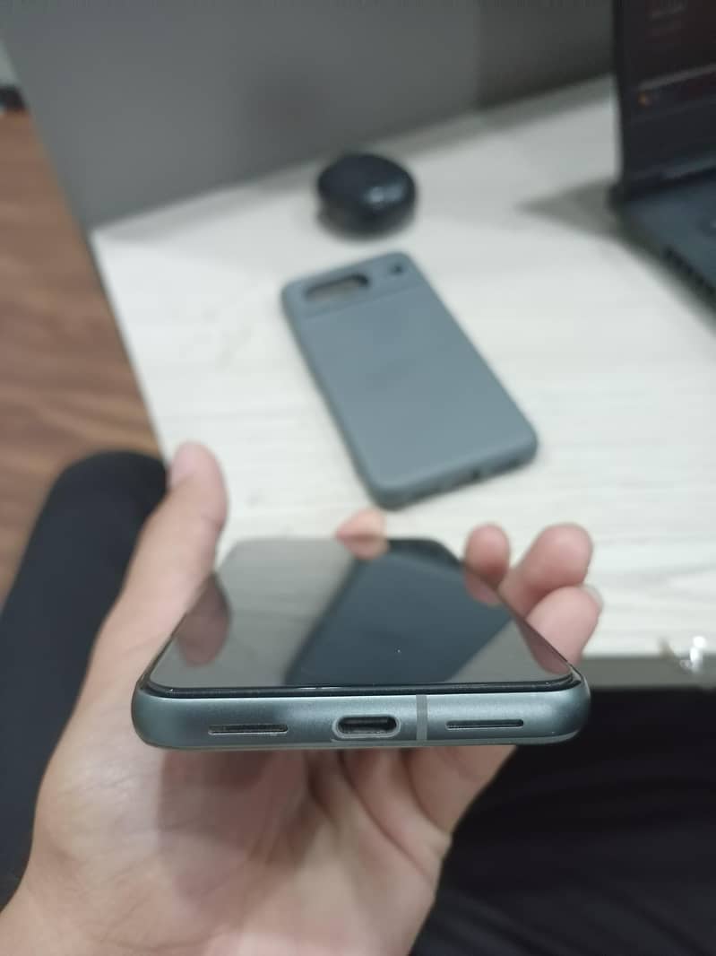 Google Pixel 8 4
