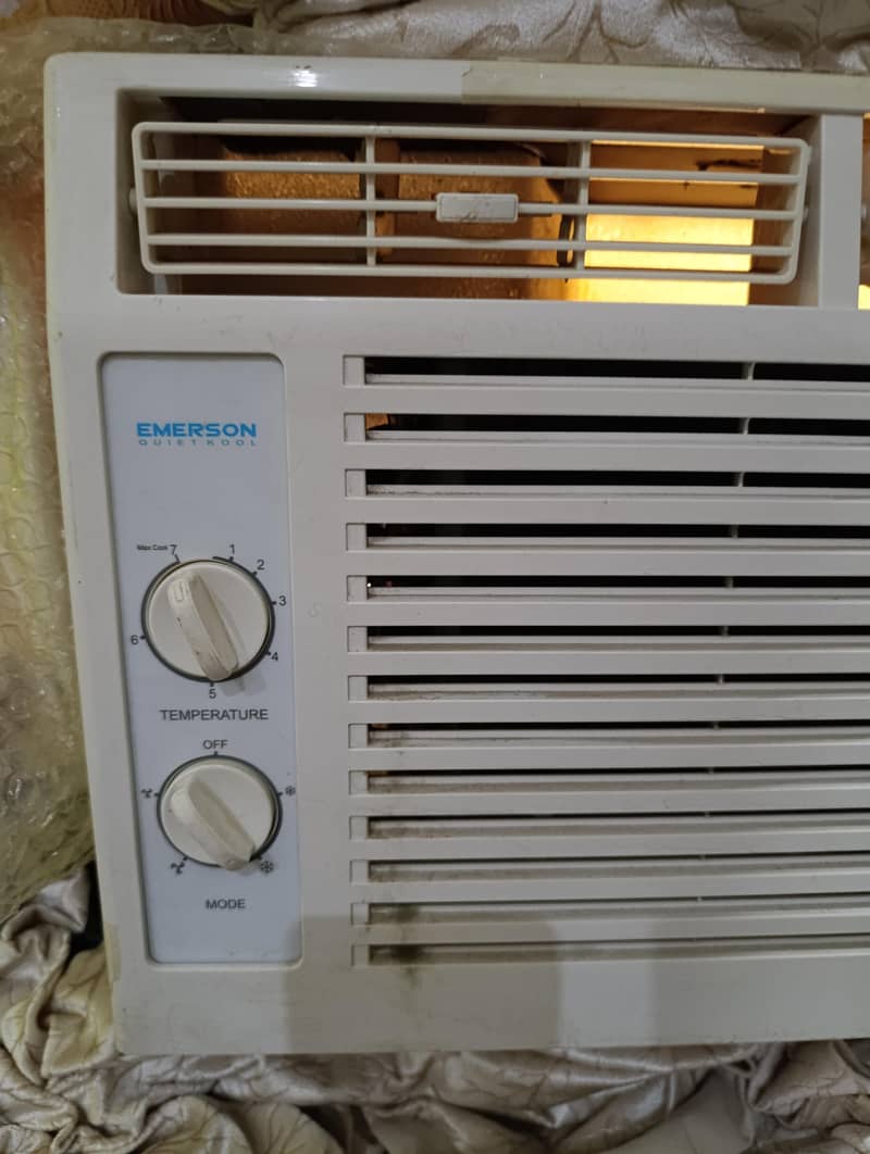 window AC 1