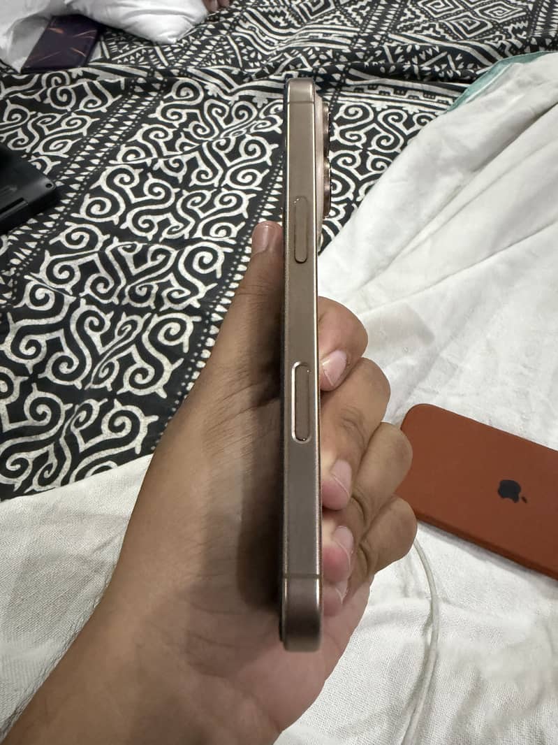 Apple iPhone 16 Pro 1