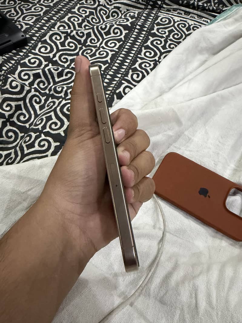 Apple iPhone 16 Pro 4