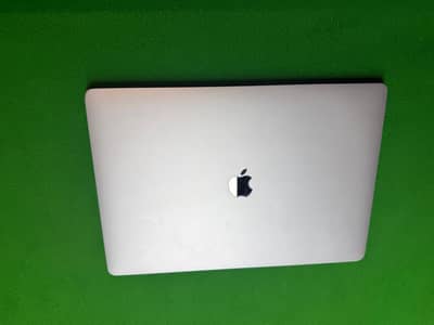 MacBook pro 2019 32gb ram and 512 gb storage scratch less