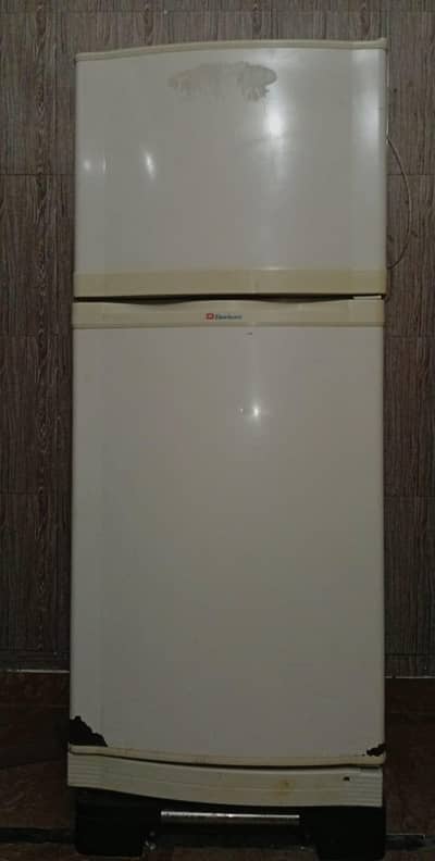 Referigrqtor for small family in good working condition