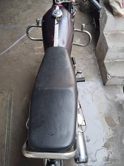 2 bike hn es Liye sale ker Raha