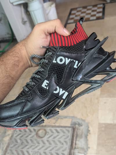 footware in Good condition size 42 or 7.03-19_23_76_504