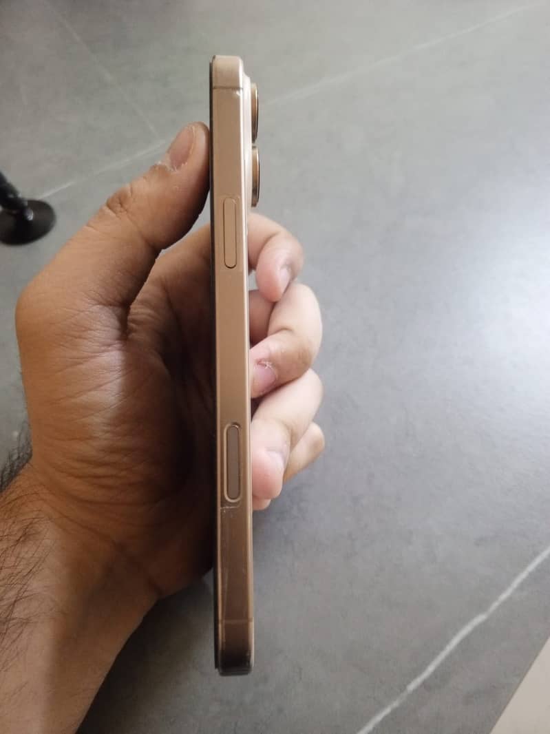 Apple iPhone 16 Pro Max 4