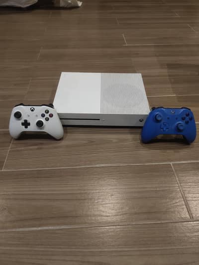 Xbox s1 for sale. . . with controller