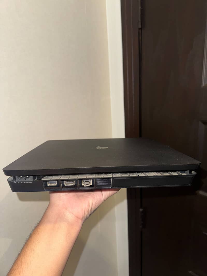 PS4 slim 5