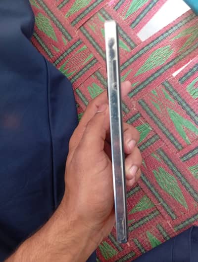 Saaf sutar mobile 1 hand use hai condition 10/9 hai