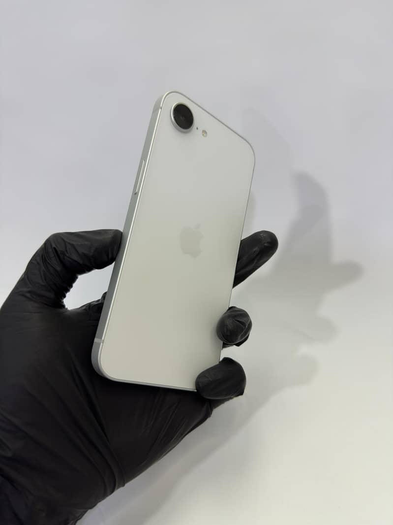 Apple iPhone 16e 2
