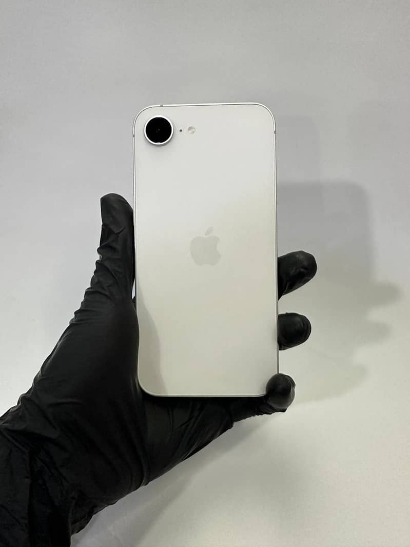 Apple iPhone 16e 3