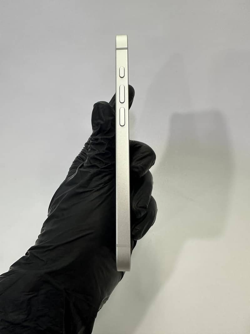 Apple iPhone 16e 4