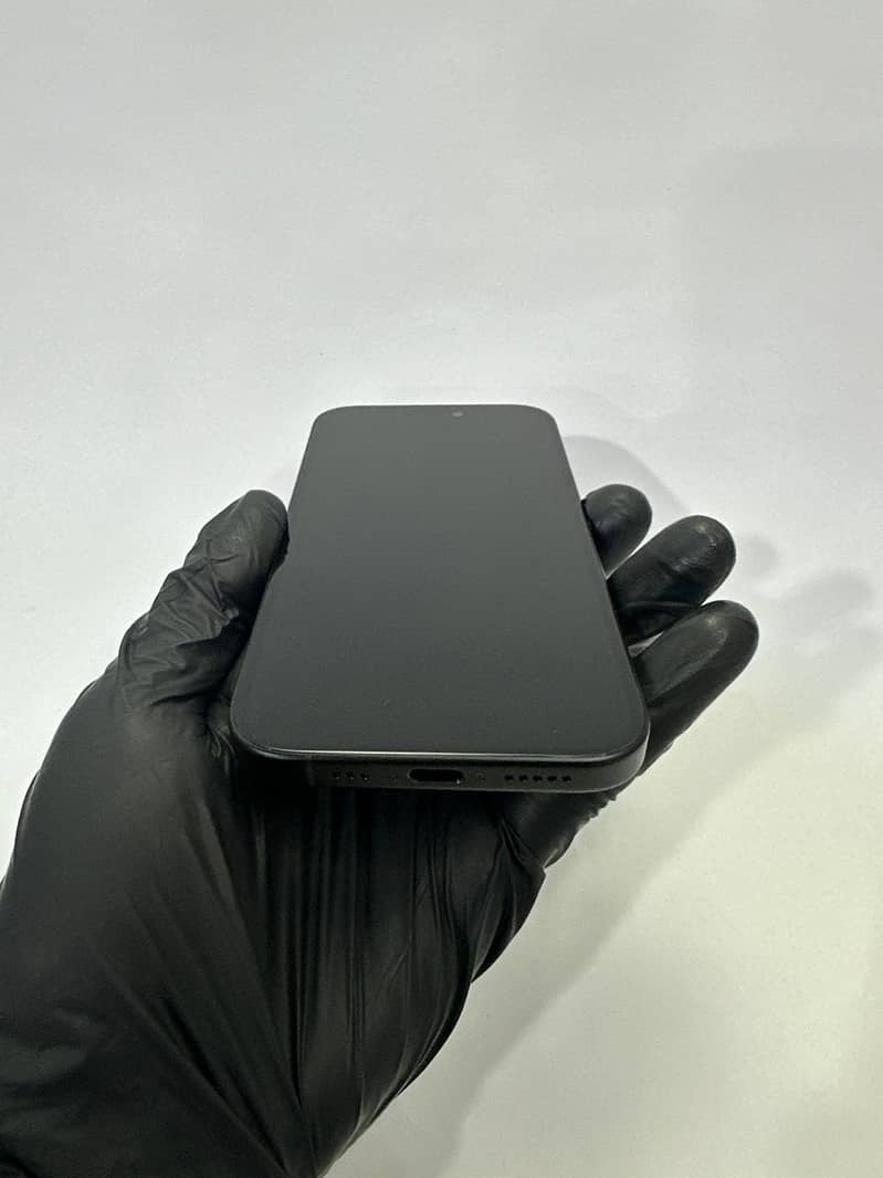 Apple iPhone 16e 5