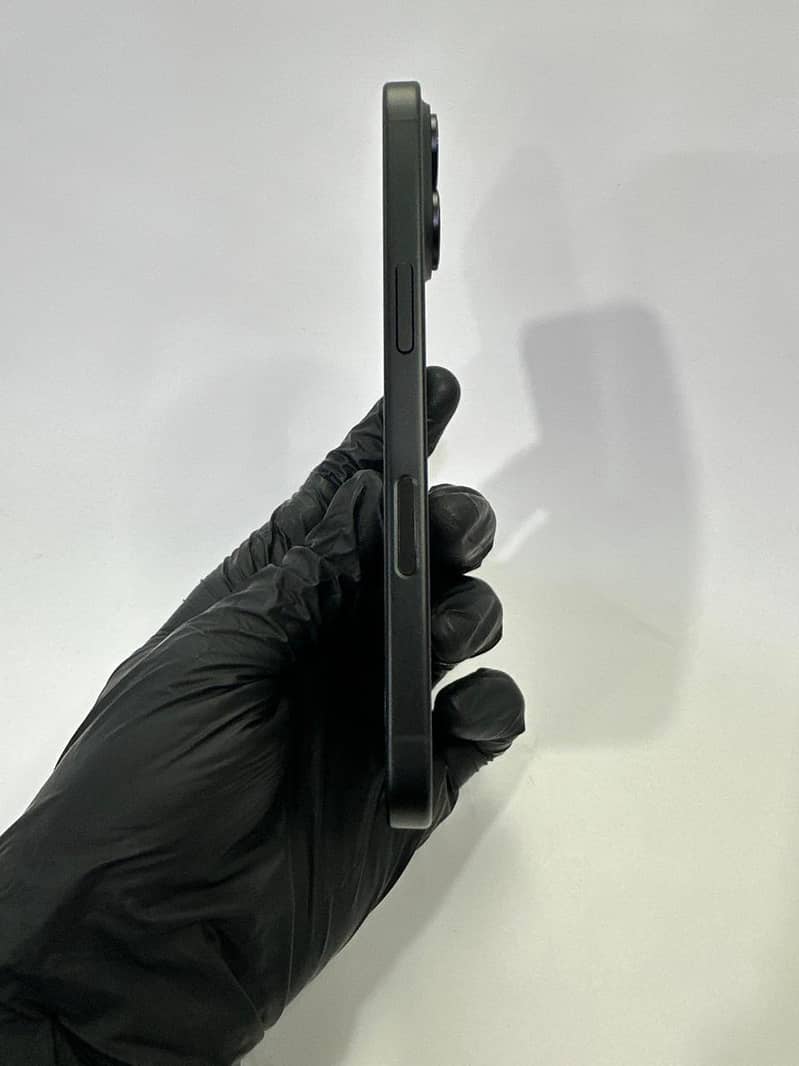 Apple iPhone 16e 6