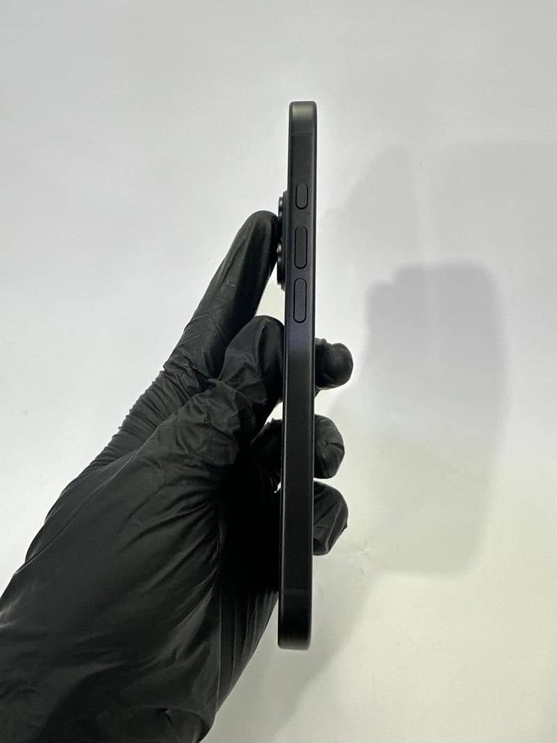 Apple iPhone 16e 7