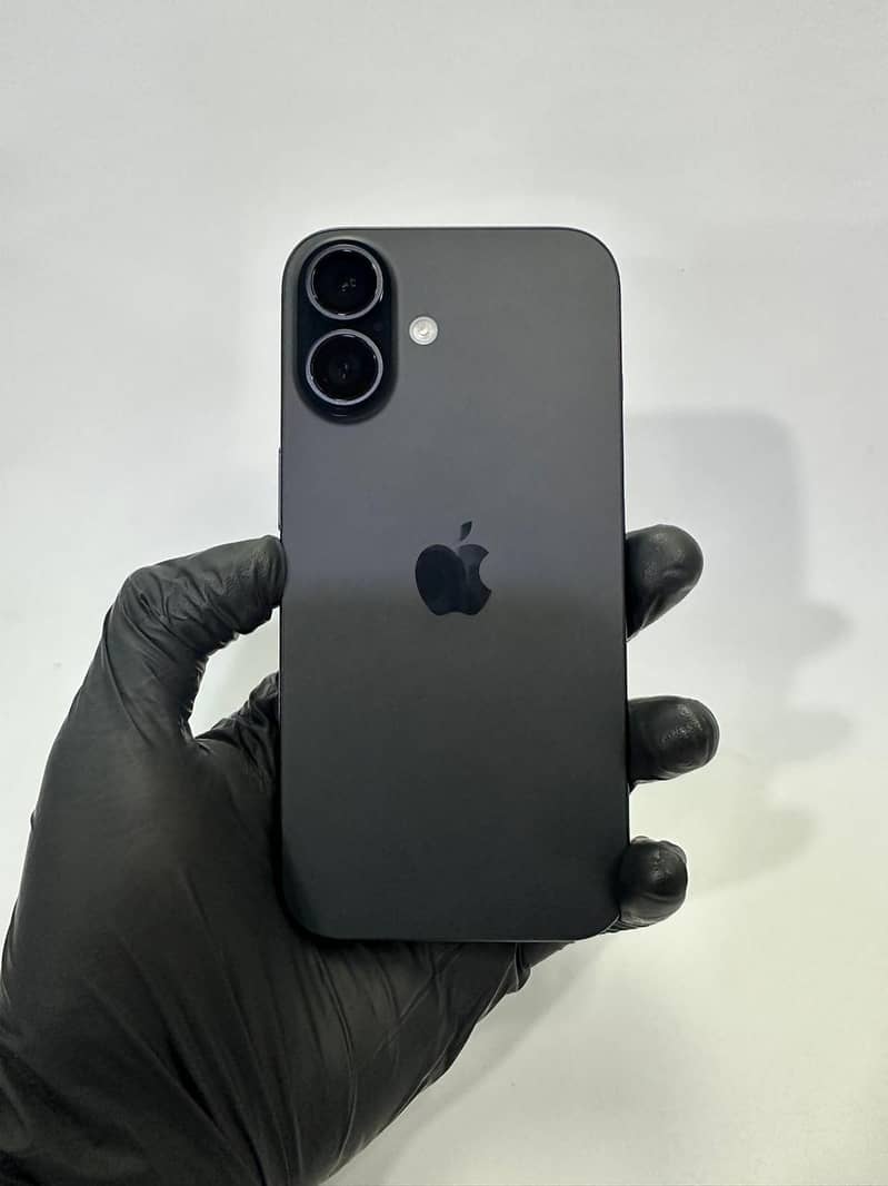 Apple iPhone 16e 8